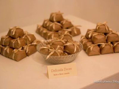 bem casado papel dourado e fita dourada