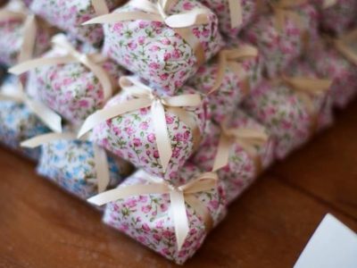 bem casado no tecido florido e fita pérola