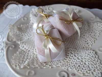 bem casado papel branco com fita pérola e detalhe dourado