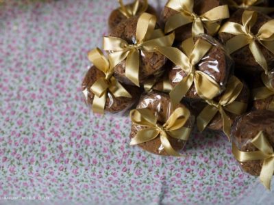 bem casado de brownie com fita dourada