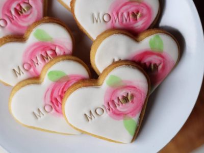 biscoito coração com flor aquarelada e nome carimbado