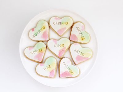 biscoito aquarelado com palavras carimbadas