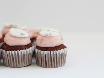 cupcake com plaquinha de nome