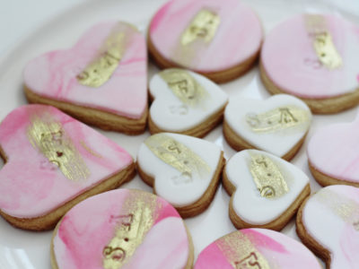 biscoito com técnica mármore e pincelada em dourado