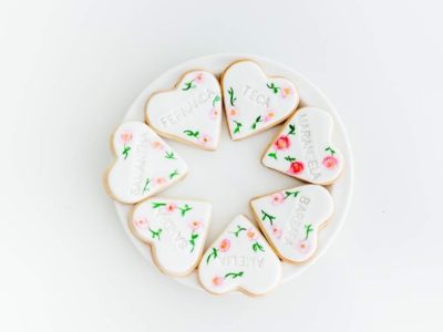 biscoito coração com flores em aquarela e carimbado com nome