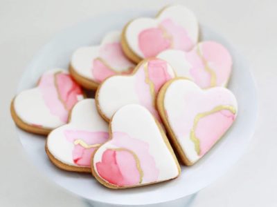 biscoito coração com aquarela e fio de ouro