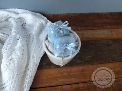 bem casado papel poa azul com mini terço e fita branca