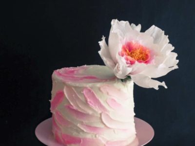 buttercream cake espatulado com tons de rosa e branco