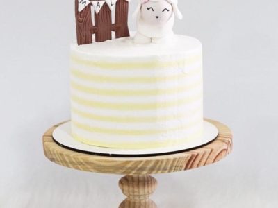 Buttercream cake listrado com topo personalizado