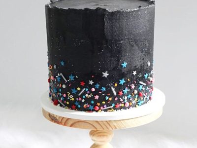 Bolo buttercream preto com sprinkles
