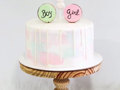 Drip cake branco com buttercream mesclado tema chá revelação