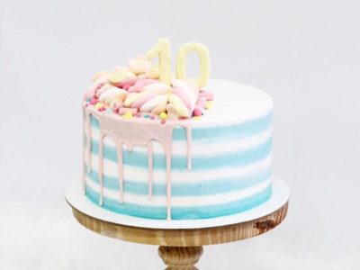 Bolo buttercream listrado com marshmallow